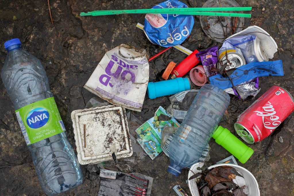 pick up beach plastic waste if you want to be an eco friendly traveller