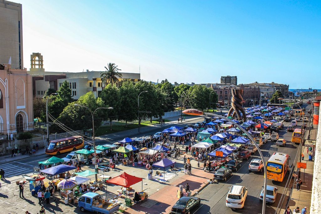 the flea market on Argentina avenue in Valparaiso